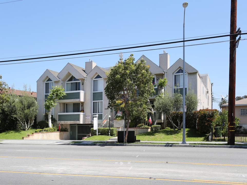 Oxford Villa Apartments in Los Angeles, CA - Building Photo