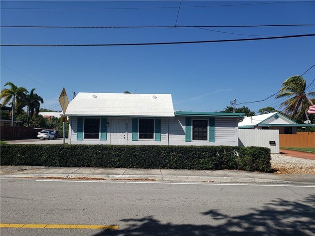 801 NE 38th St in Oakland Park, FL - Foto de edificio - Building Photo