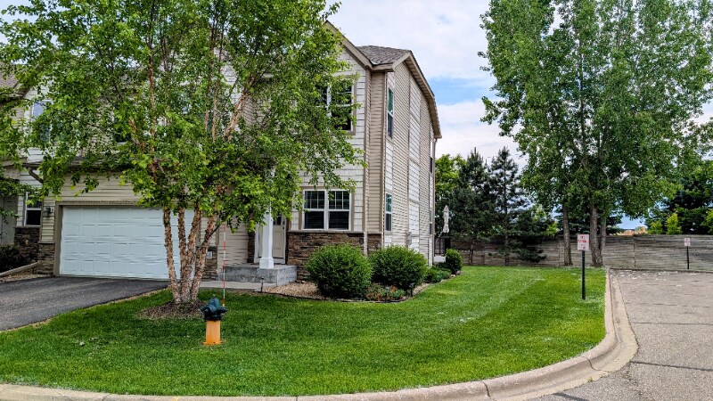 2568 Vierling Dr E in Shakopee, MN - Building Photo