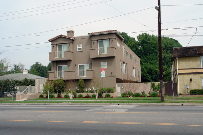 13839 Victory Blvd in Van Nuys, CA - Building Photo - Building Photo