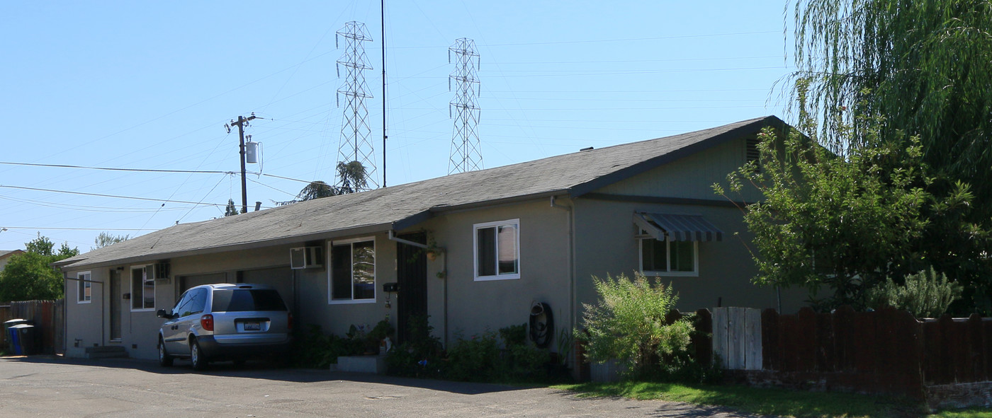 316-18 20 22 N. Acacia Ave in Manteca, CA - Building Photo