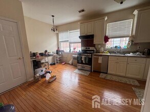 10 Park Square in Metuchen, NJ - Foto de edificio - Building Photo