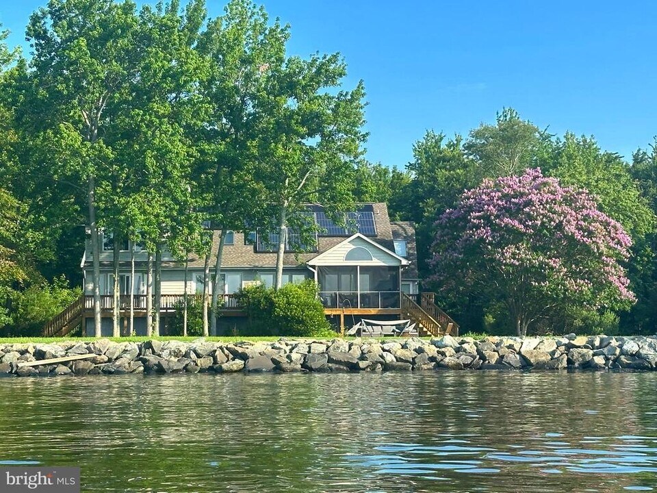 5313 Dennis Point Ln in Shady Side, MD - Building Photo