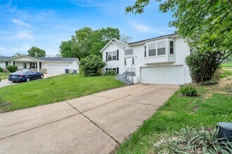 802 Notre Dame Dr in O'Fallon, MO - Building Photo - Building Photo