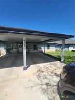 907 E 3rd St in Lampasas, TX - Building Photo