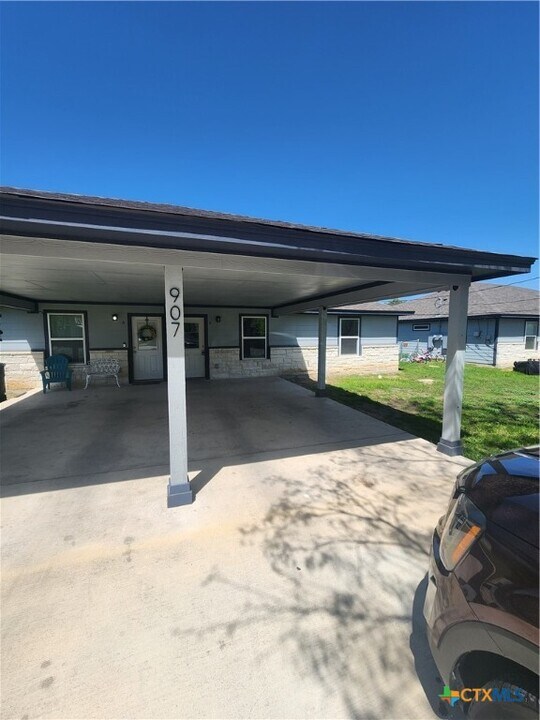 907 E 3rd St in Lampasas, TX - Building Photo