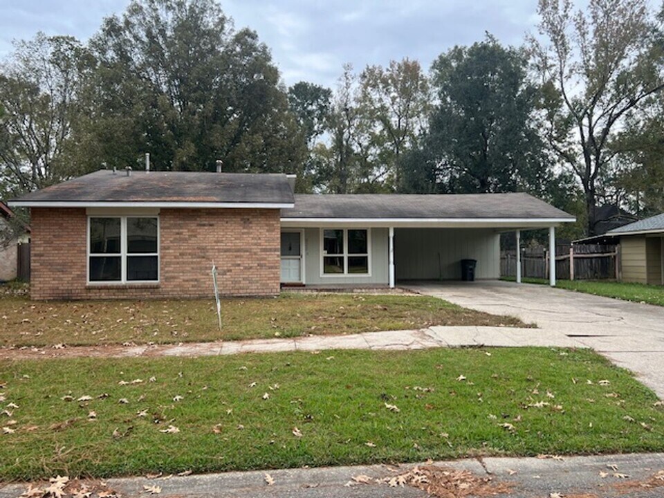 932 Briarrose Dr in Baton Rouge, LA - Foto de edificio