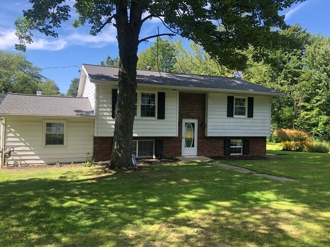 3243 Hemlock Dr