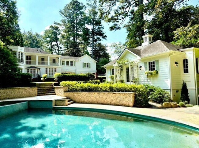 3418 Habersham Rd NW in Atlanta, GA - Foto de edificio - Building Photo