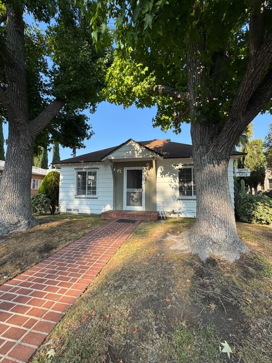 5052 Colfax Ave in Los Angeles, CA - Building Photo