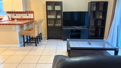 13553 SW 124th Avenue Rd in Miami, FL - Foto de edificio - Building Photo