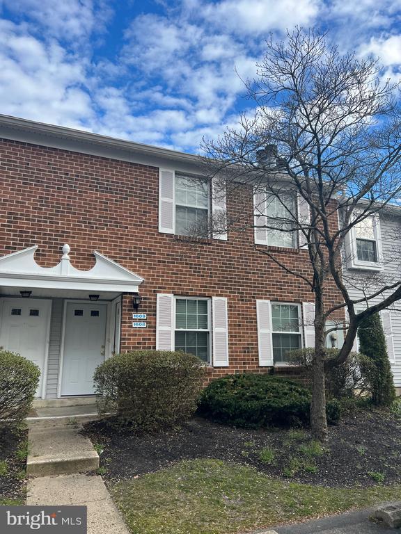 property at 1609 Huntingdon Mews