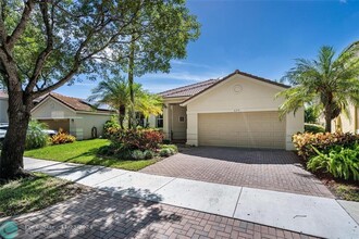 695 Nandina Dr in Weston, FL - Foto de edificio - Building Photo