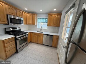 46 Wayfield Rd in Springfield, PA - Foto de edificio - Building Photo