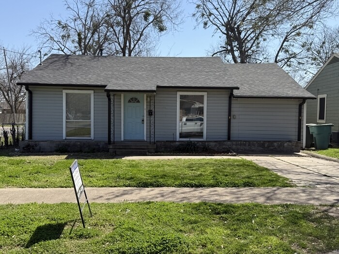 302 W Dexter St in Sherman, TX - Building Photo