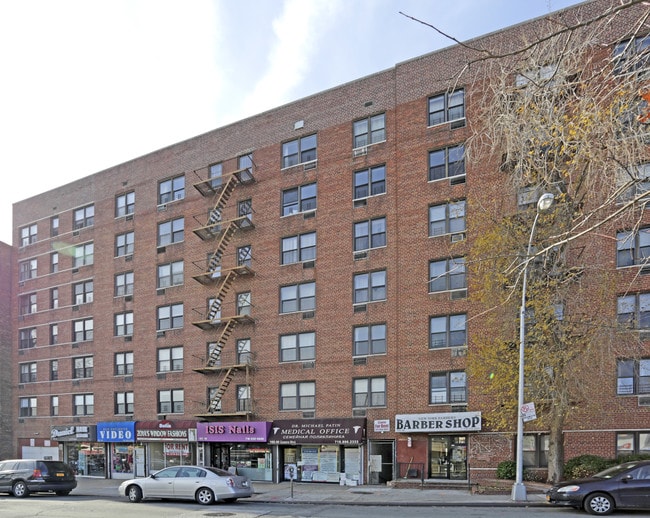 10230 Queens Blvd in Forest Hills, NY - Foto de edificio - Building Photo