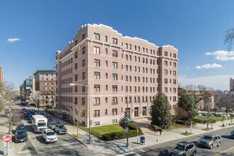 Brittany Condominium in Washington, DC - Foto de edificio - Building Photo