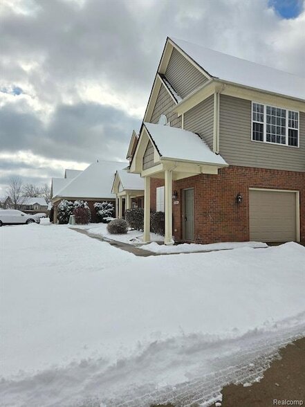 27341 Hidden Oaks Dr in Brownstown Township, MI - Foto de edificio - Building Photo