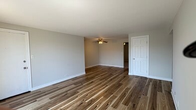 9439 Bay Colony Dr in Des Plaines, IL - Building Photo - Building Photo