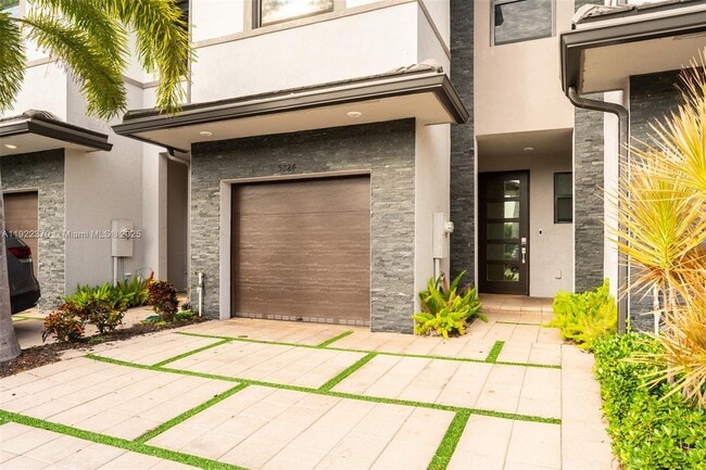 15824 NW 91st Ct, Unit 0 in Miami Lakes, FL - Building Photo - Building Photo