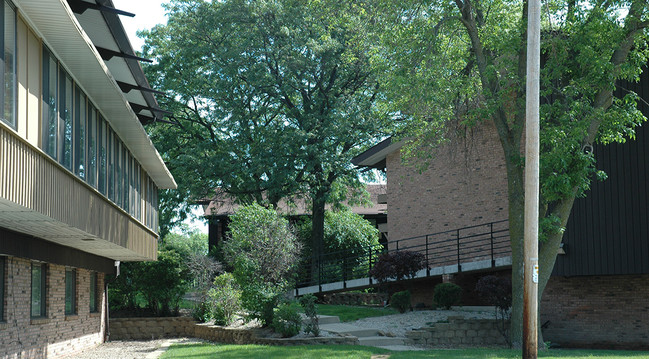 Loomis Hills in Greenfield, WI - Foto de edificio - Building Photo