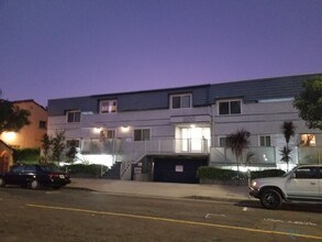 200 Elm Ave, Unit 20 in Long Beach, CA - Foto de edificio - Building Photo