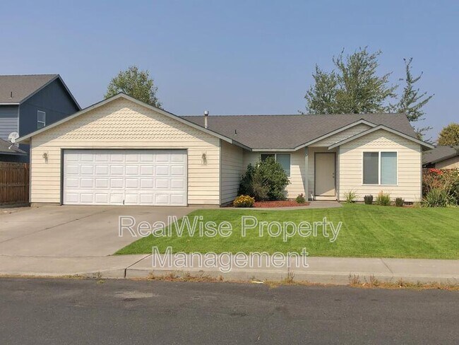 735 NE Negus Pl in Redmond, OR - Building Photo - Building Photo