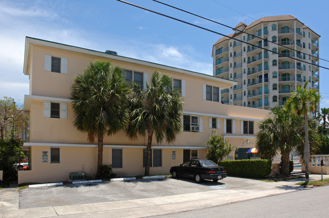 Granada Hall in Fort Lauderdale, FL - Foto de edificio - Building Photo