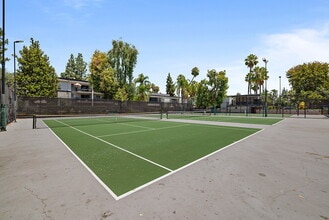 Avondale at Warner Center in Woodland Hills, CA - Foto de edificio - Building Photo