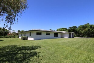 6695 SW 96th St in Pinecrest, FL - Building Photo