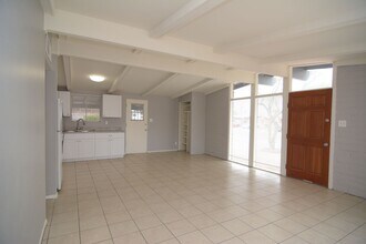 7136 E Elbow Bay Dr in Tucson, AZ - Foto de edificio - Building Photo