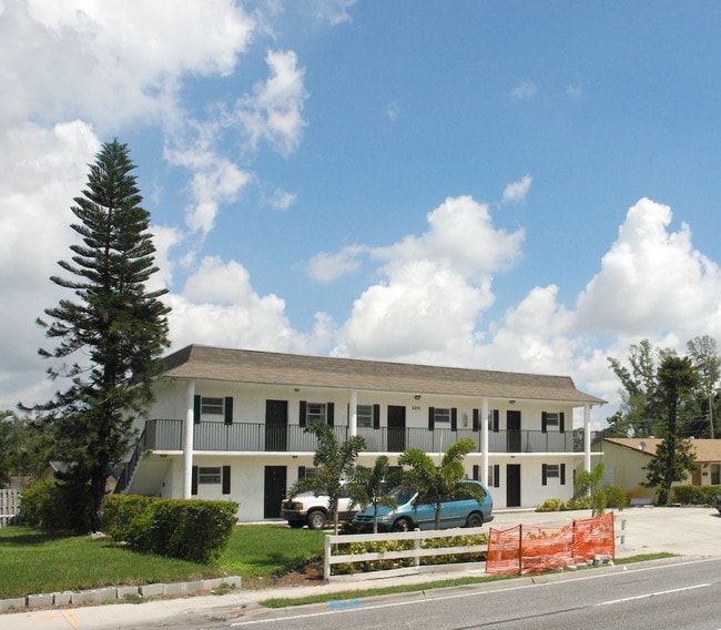 6841 Pembroke Rd in Pembroke Pines, FL - Foto de edificio - Building Photo