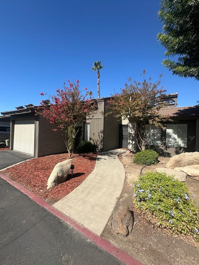 923 Greenfield Ave in Hanford, CA - Building Photo - Building Photo