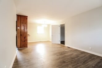 219 W Castle Dr in Greenville, SC - Building Photo - Building Photo