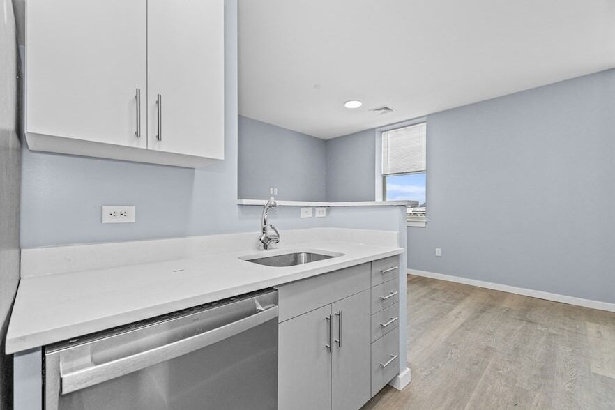 30 Beacham St, Unit 308 in Everett, MA - Building Photo