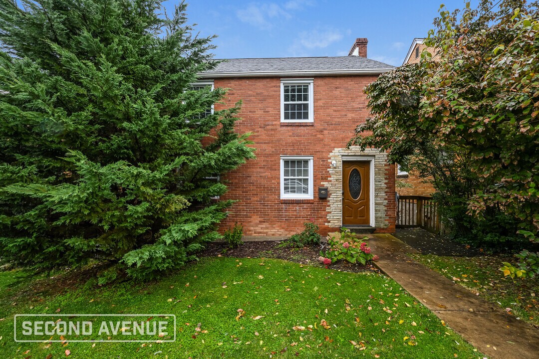 3107 Elroy Ave in Pittsburgh, PA - Building Photo