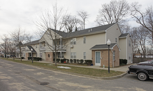 Carleton Green in East Islip, NY - Building Photo - Building Photo