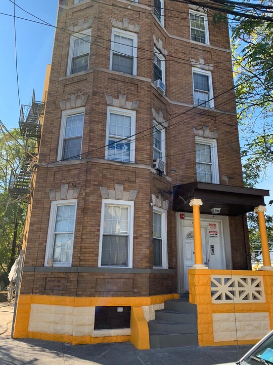 190 Hamilton Ave in Paterson, NJ - Building Photo