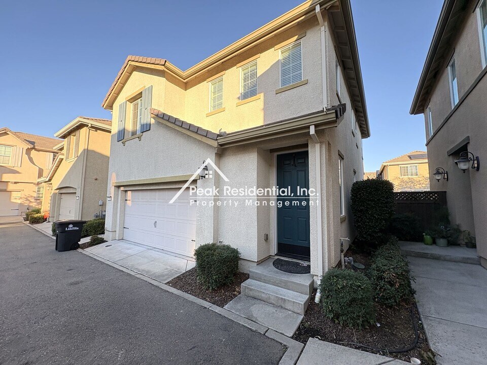 839 Equinox Loop in Lincoln, CA - Foto de edificio