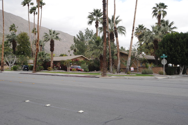 El Moro Villa Apartments in Palm Springs, CA - Building Photo - Building Photo