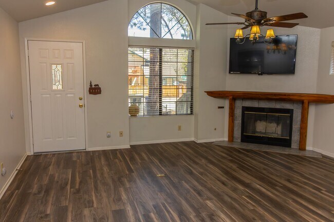 744 E Meadow Ln in Big Bear, CA - Building Photo - Building Photo