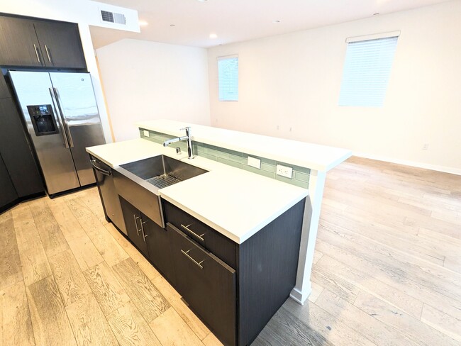 11912 Laurelwood Dr in Los Angeles, CA - Foto de edificio - Building Photo