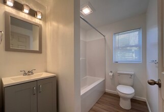 947 Woodmere Ave, Unit B in Traverse City, MI - Building Photo - Building Photo