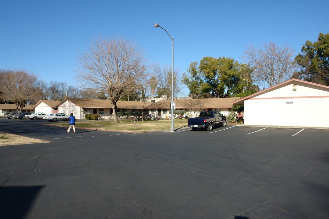 The Courtyards on Rio Lindo Senior Apartments in Chico, CA - Foto de edificio