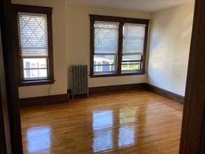 23 Freeland St, Unit 2 in Worcester, MA - Foto de edificio - Building Photo