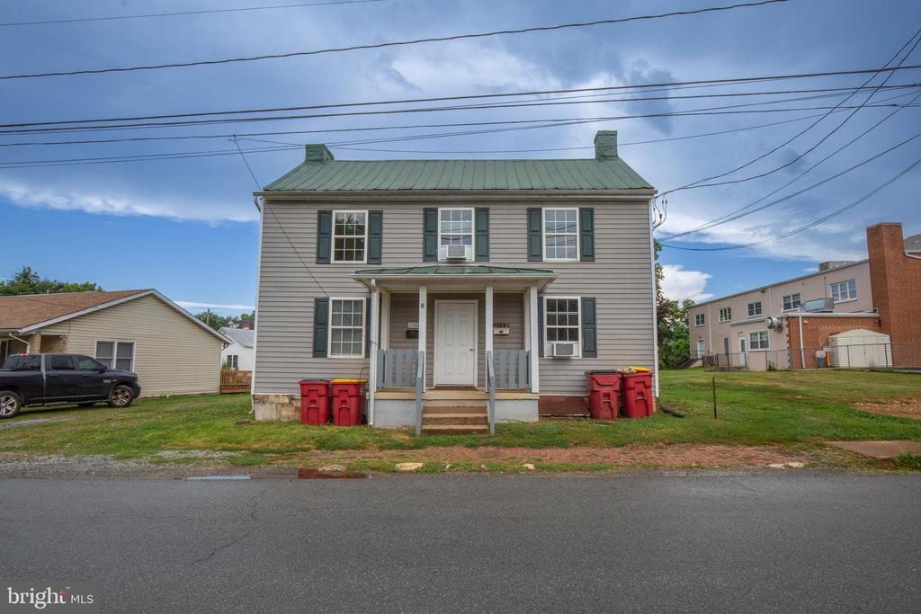210 W North St in Charles Town, WV - Building Photo