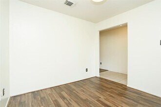 1939 Wooded Acres Dr in Humble, TX - Foto de edificio - Building Photo