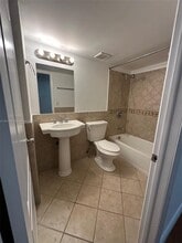 7075 NW 186th St in Hialeah, FL - Foto de edificio - Building Photo