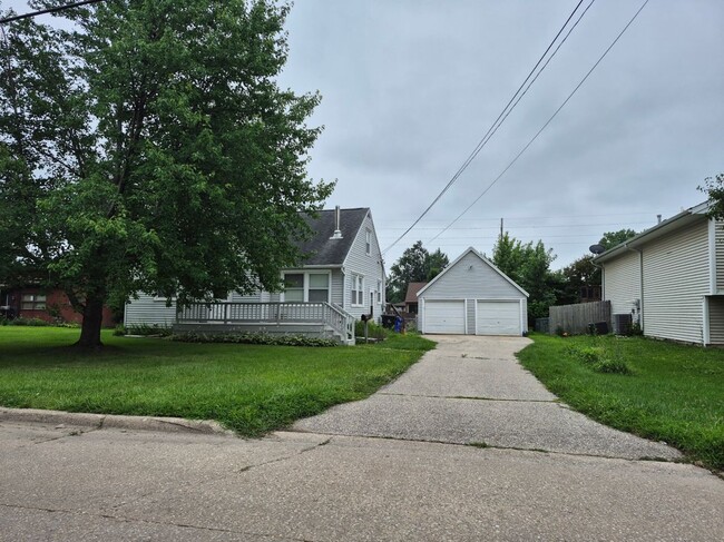1127 34th St NE in Cedar Rapids, IA - Building Photo - Building Photo