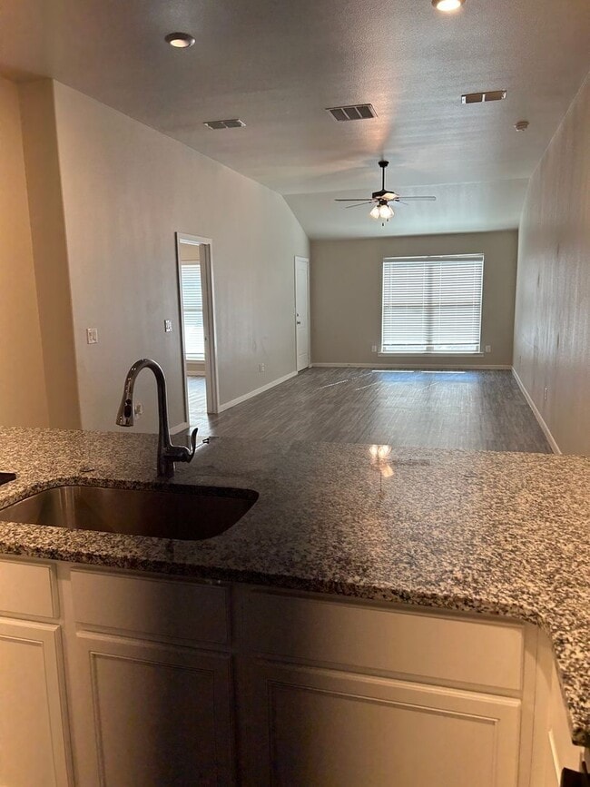 2110 Avenue J - A Ave in Lubbock, TX - Building Photo - Building Photo